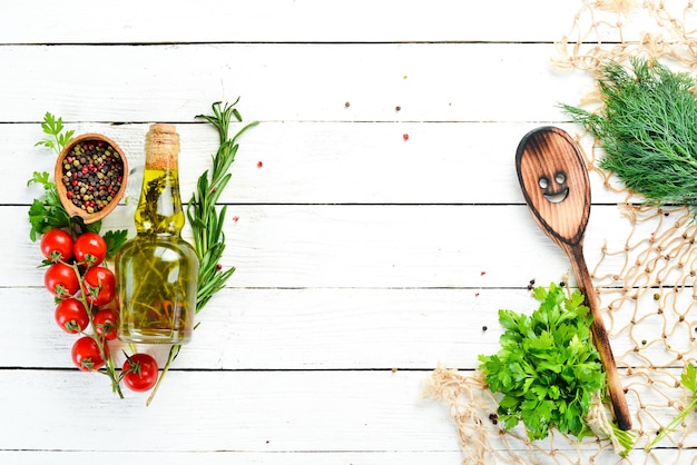 Świeże składniki na drewnianym stole